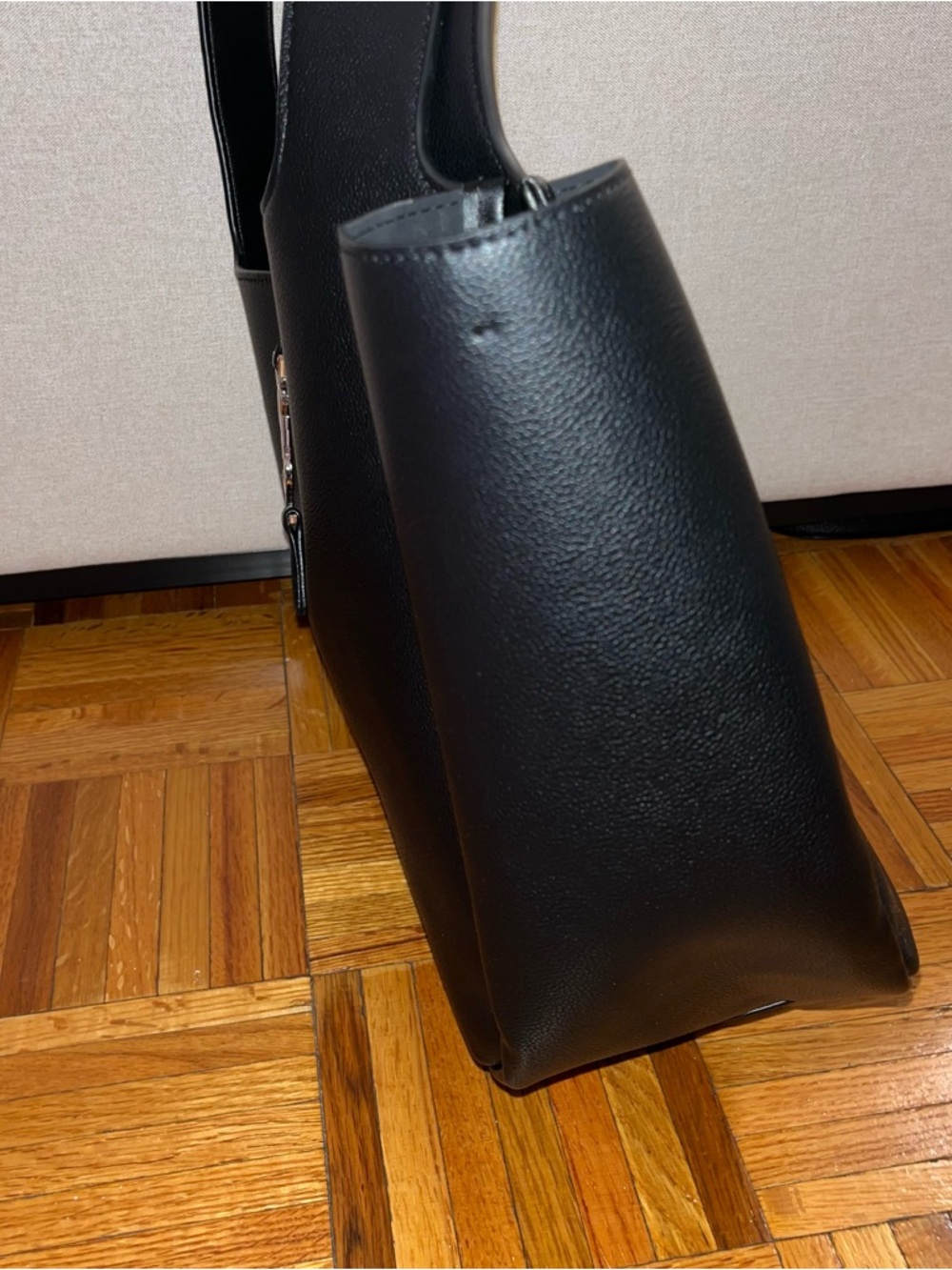 Bea Black Leather Tote Bag with Gold YSL Logo - Picture 5 of 10